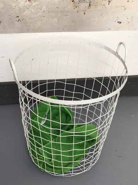 IJzeren Mand Vijftiger Jaren  Deze ijzeren wasmand is met de hand gevlochten.