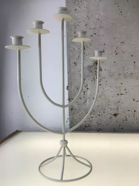 Puntgave stalen kandelaar, krijtwit.