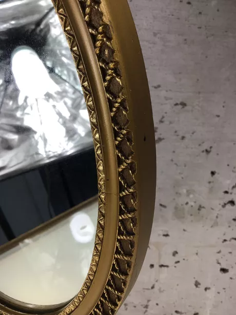 Deze zeldzame ovalen spiegel van hout en glas dateert uit de jaren zestig. Achterzijde is voorzien van nieuwe dekblad. Ornamentering van gekruiste touwdeeltjes. Op rand voorzijde is - als je goed kijkt - een oude kleine restauratie te zien, die wij intact hebben gelaten.