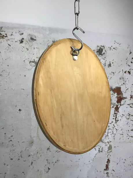 Deze zeldzame ovalen spiegel van hout en glas dateert uit de jaren zestig. Achterzijde is voorzien van nieuwe dekblad. Ornamentering van gekruiste touwdeeltjes. Op rand voorzijde is - als je goed kijkt - een oude kleine restauratie te zien, die wij intact hebben gelaten.