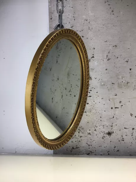 Deze zeldzame ovalen spiegel van hout en glas dateert uit de jaren zestig. Achterzijde is voorzien van nieuwe dekblad. Ornamentering van gekruiste touwdeeltjes. Op rand voorzijde is - als je goed kijkt - een oude kleine restauratie te zien, die wij intact hebben gelaten.