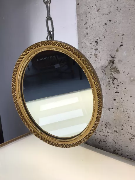 Deze zeldzame ovalen spiegel van hout en glas dateert uit de jaren zestig. Achterzijde is voorzien van nieuwe dekblad. Ornamentering van gekruiste touwdeeltjes. Op rand voorzijde is - als je goed kijkt - een oude kleine restauratie te zien, die wij intact hebben gelaten.