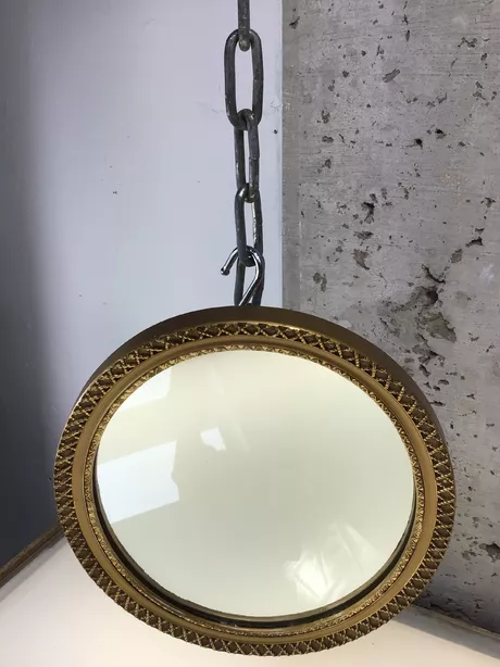 Deze zeldzame ovalen spiegel van hout en glas dateert uit de jaren zestig. Achterzijde is voorzien van nieuwe dekblad. Ornamentering van gekruiste touwdeeltjes. Op rand voorzijde is - als je goed kijkt - een oude kleine restauratie te zien, die wij intact hebben gelaten.