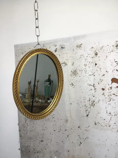 Deze zeldzame ovalen spiegel van hout en glas dateert uit de jaren zestig. Achterzijde is voorzien van nieuwe dekblad. Ornamentering van gekruiste touwdeeltjes. Op rand voorzijde is - als je goed kijkt - een oude kleine restauratie te zien, die wij intact hebben gelaten.