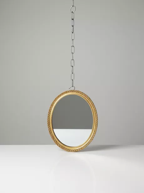 Deze zeldzame ovalen spiegel van hout en glas dateert uit de jaren zestig. Achterzijde is voorzien van nieuwe dekblad. Ornamentering van gekruiste touwdeeltjes. Op rand voorzijde is - als je goed kijkt - een oude kleine restauratie te zien, die wij intact hebben gelaten.