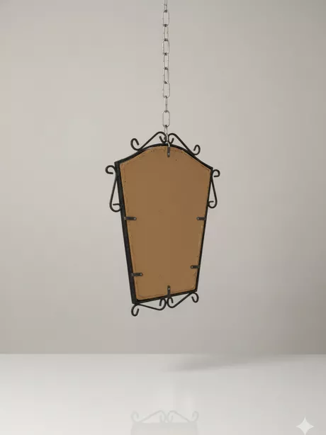 Wandspiegel mid-century met smeedijzeren ornamentering, gekartelde rand. Hardboard rugplaat. Weegt ruim 3 kg. Glas heeft slechts enkele zeer lichte slijtageplekjes.