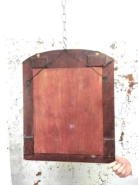 Antieke wandspiegel uit de jaren '20 of '30 van leer met de hand gemaakt met geometrische vormen leer getrokken over houten frame, koren, riet, van natuurlijke materialen gemaakt. Craquelé is zichtbaar en geeft dit stuk een ware antieke look. Het glas is oorspronkelijk en vertoont kleine weerplekken. Houten massief paneel op de rugzijde en authentiek ophangsysteem.