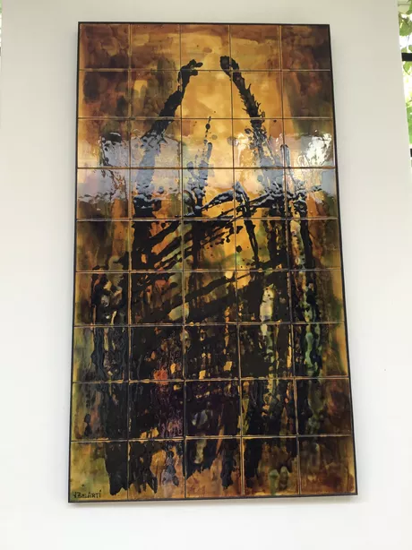 Dit Belarti-paneel bestrijkt vijfenveertig met de hand beschilderde keramische tegels die samen een krachtige abstractie tonen, ingelegd in een zwart frame. De stijl sluit aan bij de mid-century modern esthetiek en is verwant aan de West-Europese traditie van naoorlogse designkeramiek. Dit kunstwerk weegt meer dan 20 kg en is geschikt als wanddecoratie.