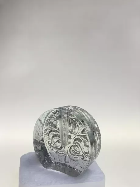 Walther Kristallglas Solifleur Glas Heiner Deusterhaus Deze solifleur naar een ontwerp van Heiner Deusterhaus uit de zeventiger jaren, is gemaakt van transparant glas en heeft aan een zijde een bloemmotief glad gesneden op een ruwe achtergrond.