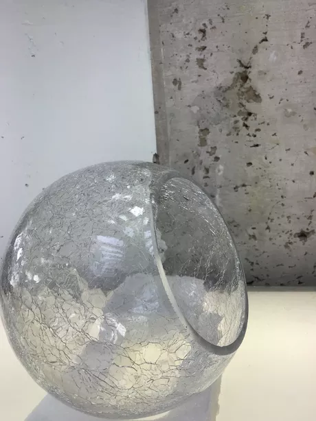 Vaas Glasfabriek Leerdam. Het een vrij lage, brede bol met fijn scheurpatroon in het oppervlak; ongesigneerd in seriewerk en een gepolijste pontil.