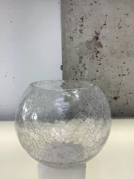 Vaas Glasfabriek Leerdam. Het een vrij lage, brede bol met fijn scheurpatroon in het oppervlak; ongesigneerd in seriewerk en een gepolijste pontil.