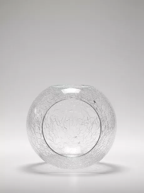 Vaas Glasfabriek Leerdam. Het een vrij lage, brede bol met fijn scheurpatroon in het oppervlak; ongesigneerd in seriewerk en een gepolijste pontil.