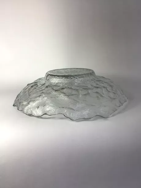 Deze Scandinavische fruitschaal is gemaakt van ijsglas en is mid-century.