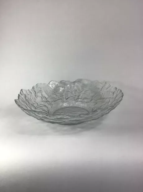 Glazen Schaal Getextureerd Golvend ontwerp Deze Scandinavische fruitschaal is gemaakt van ijsglas en is mid-century.