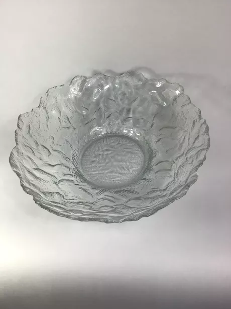 Deze Scandinavische fruitschaal is gemaakt van ijsglas en is mid-century.