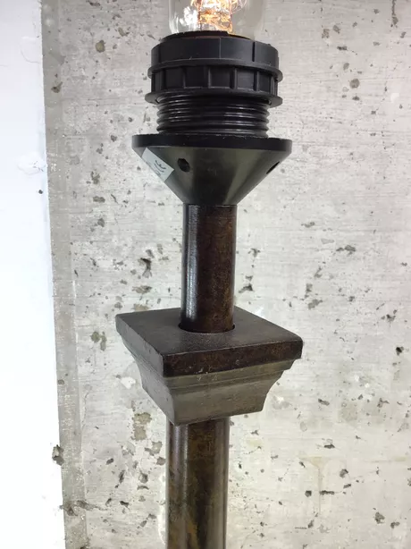 Messing tafellampvoet, in de stijl van een kandelaar of kolom, uitgevoerd in warm messing.  Voorzien van moderne fitting en bedrading met schakelaar.