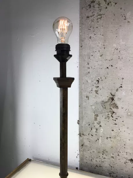 Messing tafellampvoet, in de stijl van een kandelaar of kolom, uitgevoerd in warm messing.  Voorzien van moderne fitting en bedrading met schakelaar.