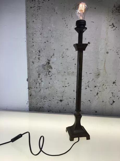 Messing tafellampvoet, in de stijl van een kandelaar of kolom, uitgevoerd in warm messing.  Voorzien van moderne fitting en bedrading met schakelaar.