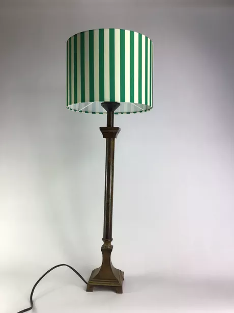 Messing tafellampvoet, in de stijl van een kandelaar of kolom, uitgevoerd in warm messing.  Voorzien van moderne fitting en bedrading met schakelaar.