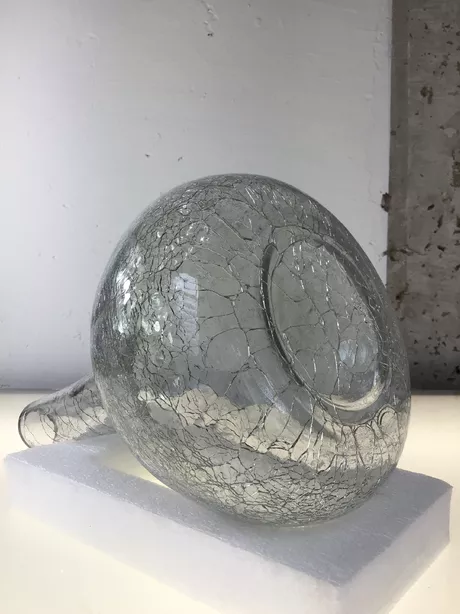 Deze vaas is handgemaakt van glas en heeft een uniek craquelé-effect aan de zijkant en onderkant.