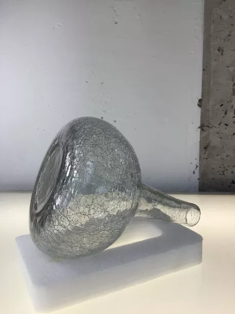 Deze vaas is handgemaakt van glas en heeft een uniek craquelé-effect aan de zijkant en onderkant.