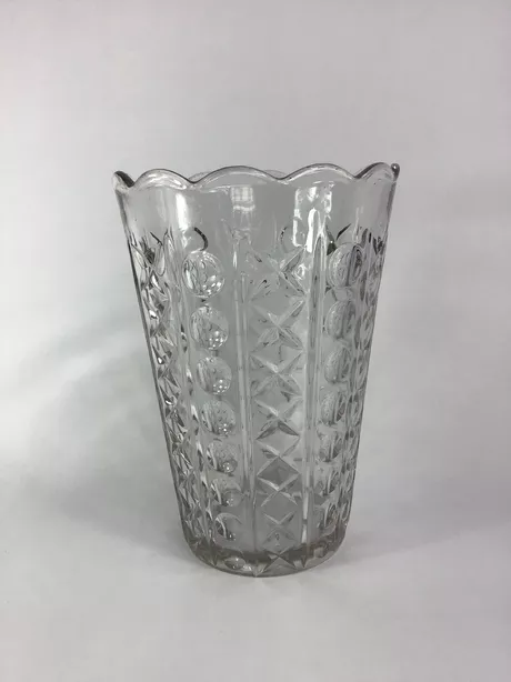 Hollandse Geslepen Geschulpte Bloemvaas Deze glazen vaas is voorzien van verticaal uitgelijnde sterren en bollen. Gewicht 1,76 kg. Gemarkeerd op de onderkant "Made in Holland"