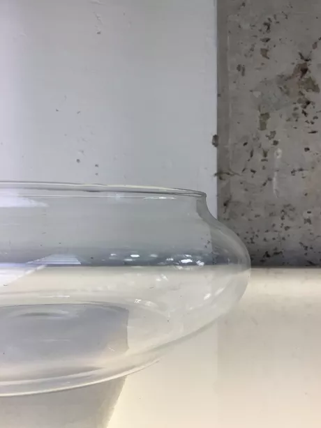 Dit is de bekende Leerdam-bonbonnière/koekdoos van Jacques Boon: helder, geperst of geblazen glas met een gesatineerde (matte) deksel; ontwerp 1934 (modelreeks o.a. VS4053) en decennialang in productie tot ver na de oorlog.