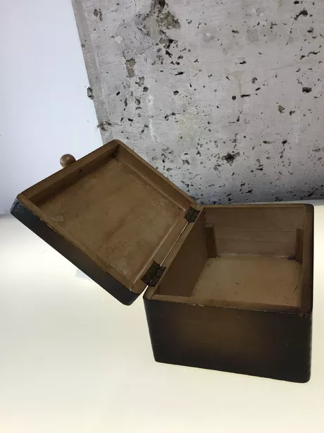 Dit fraaie doosje is handgemaakt en spijkerloos gemonteerd en afgwerkt met fineer. Lichte gebruikssporen.