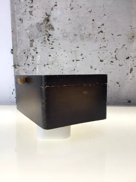 Dit fraaie doosje is handgemaakt en spijkerloos gemonteerd en afgwerkt met fineer. Lichte gebruikssporen.