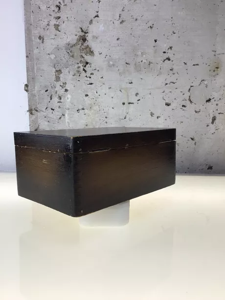 Dit fraaie doosje is handgemaakt en spijkerloos gemonteerd en afgwerkt met fineer. Lichte gebruikssporen.