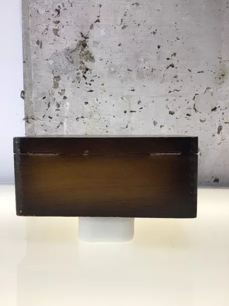 Dit fraaie doosje is handgemaakt en spijkerloos gemonteerd en afgwerkt met fineer. Lichte gebruikssporen.