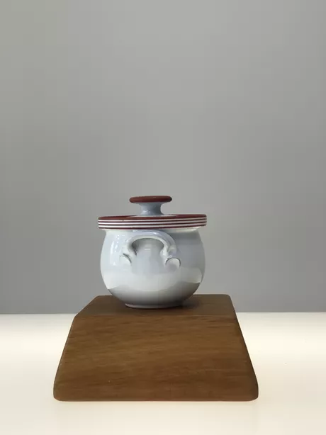 Aardewerk Kom met Deksel met Randversiering Dit ontwerp dateert uit 1932.