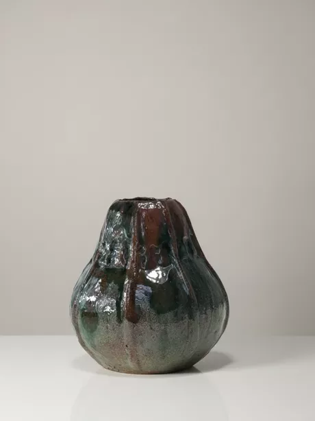 Vasa à Corps Solifleur Vaas Deze aardewerk solifleur vaas is bordeauxrood en groen geglazuurd. Puntgaaf en onbeschadigd.