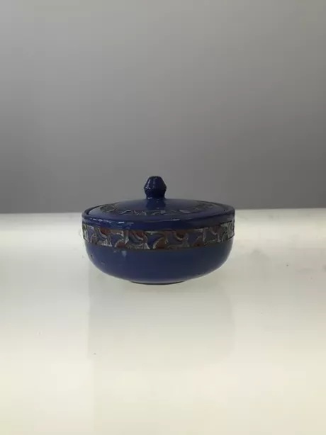 Mid Century Blauwe Keramieken suikerpot van Hendrik Akkerman Dit doosje met bijbehorend deksel is puntgaaf en onbeschadigd.