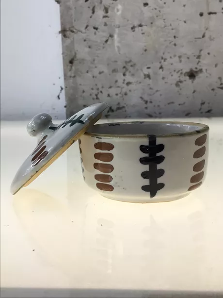 Deze pot is bestemd voor suiker, jam of snuisterijen.