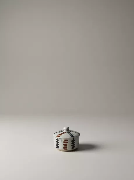 Deze pot is bestemd voor suiker, jam of snuisterijen.