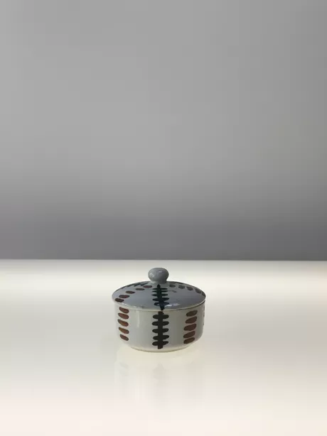 Deze pot is bestemd voor suiker, jam of snuisterijen.