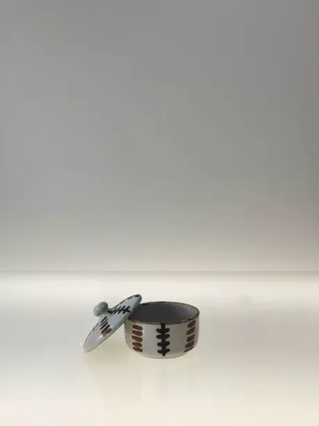 Deze pot is bestemd voor suiker, jam of snuisterijen.