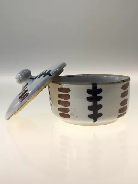 Deze pot is bestemd voor suiker, jam of snuisterijen.