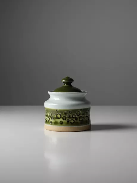 Keramiek Suikerpotje van Zenith 1956  De suikerpotje of jampotje met bijbehorend deksel is puntgaaf en gesigneerd aan de onderzijde.