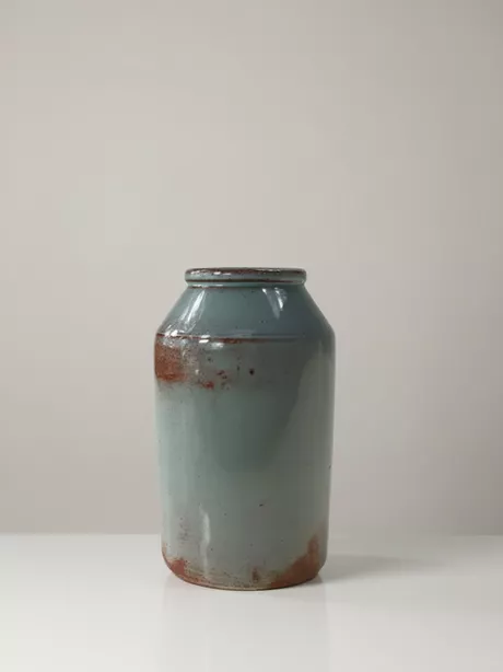 Aquagroen geëmailleerd Siervaasje Dit vaasje is vlekkerig geëmailleerd.