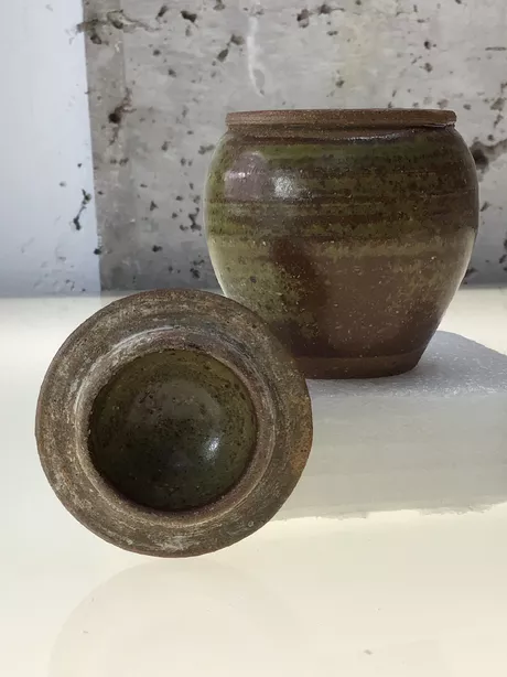 Dit is een zgn. beaten jar waarvan het ontwerp aan de bekende ontwerper Richard Batterham (1936-2011) wordt toegeschreven op basis van zijn karakteristieke textuur en kleur.