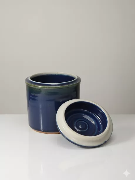 Blauwe geëmailleerde pot van Mobach Deze kom of pot met bijbehorend deksel is puntgaaf en aan de onderzijde gesigneerd "M 65".