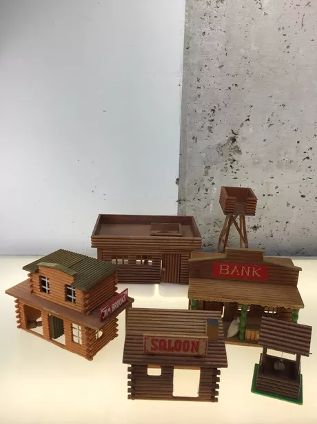Houten Cowboy Dorp Zeventig Jaren Dit dorp bestaat uit zes delen, waaronder een Bank, Saloon, twee huisjes en een uitkijkpost voor urenlang speelplezier. Combineert heel goed met Paymobil en plastic soldaatjes.