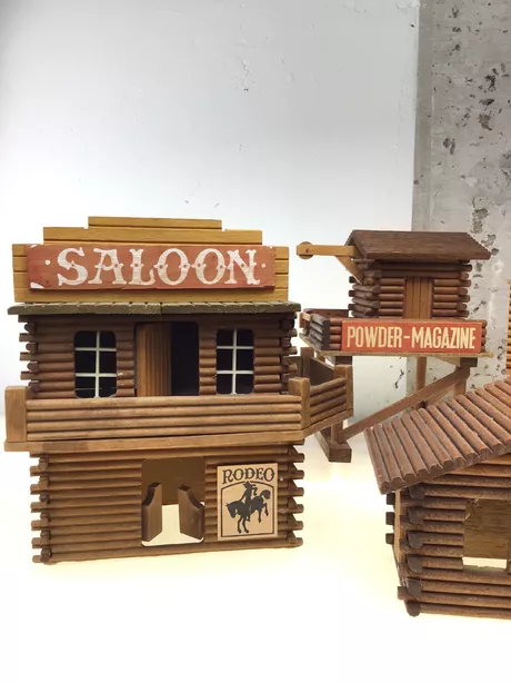 Urenlang speelplezier met dit speelgoeddorpje. Het bestaat uit een Postkantoor, Saloon, bank en twee huisjes. Combineert uitstekend met PlayMobil en plastic soldaatjes.