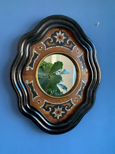 Franse spiegel met inleg van parelmoer en ebbenhout.