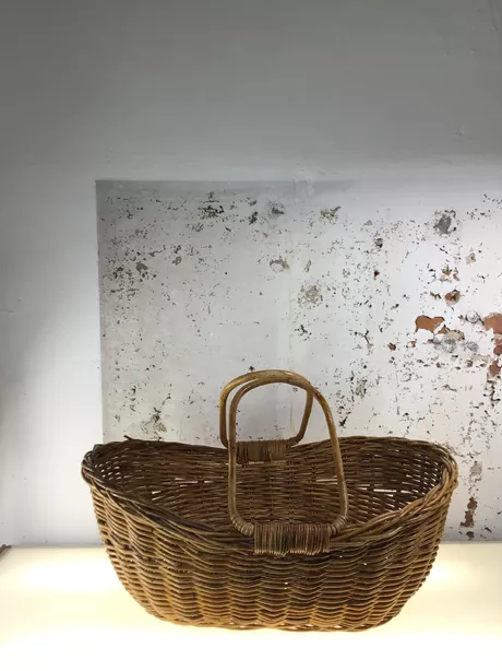 Deze grote rieten mand gemaakt van wilgentenen werd in de jaren zeventig ook als babymand gebruikt.