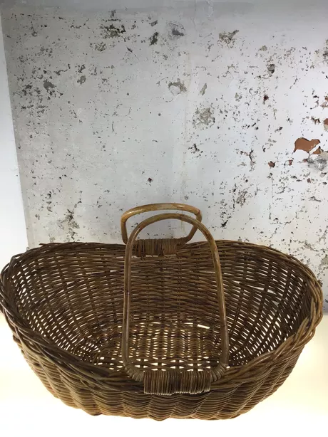 Deze grote rieten mand gemaakt van wilgentenen werd in de jaren zeventig ook als babymand gebruikt.
