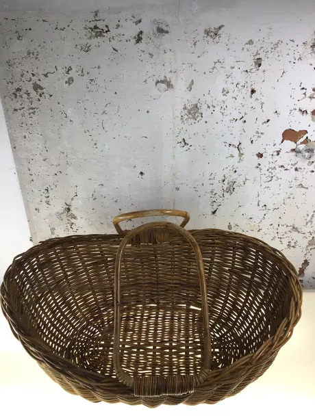 Deze grote rieten mand gemaakt van wilgentenen werd in de jaren zeventig ook als babymand gebruikt.