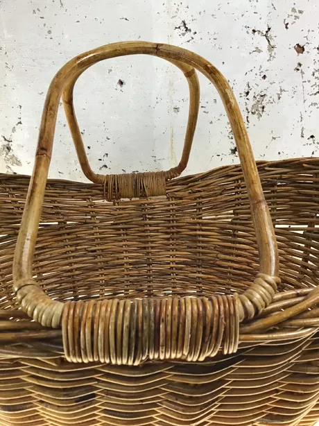 Deze grote rieten mand gemaakt van wilgentenen werd in de jaren zeventig ook als babymand gebruikt.